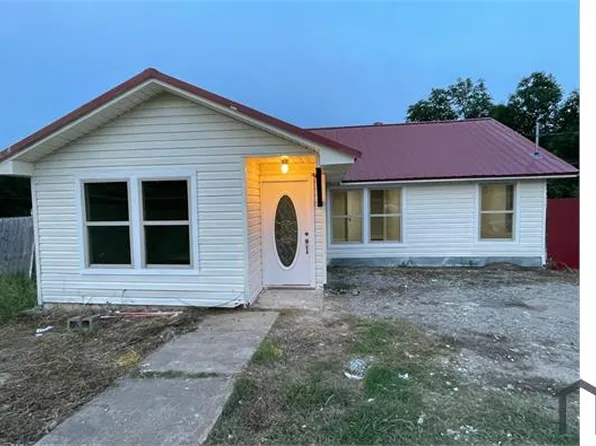 808 N Pecan St, Bells, TX 75414