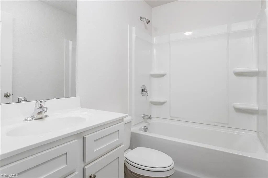 3 bed, 2.5 bath, 1800 sqft, $2,100 — Photo 3