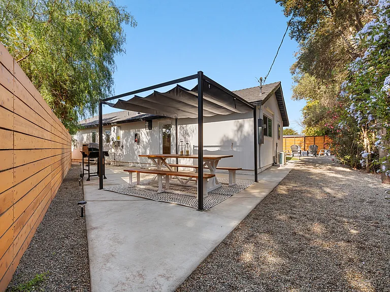 3945 Alta Loma Dr #B — Photo 38