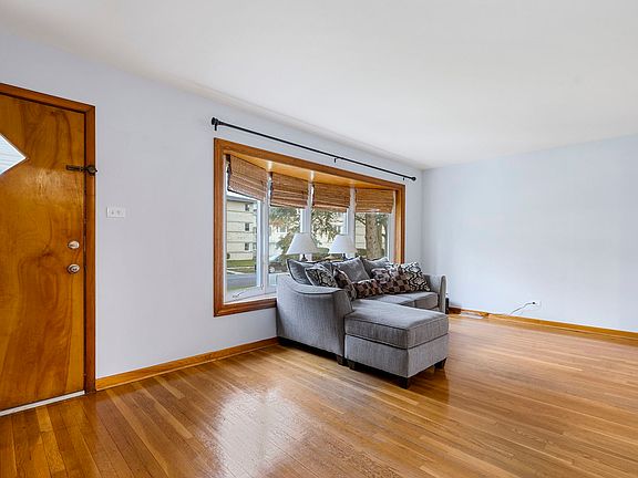 3rd image of 321 Beach Ave