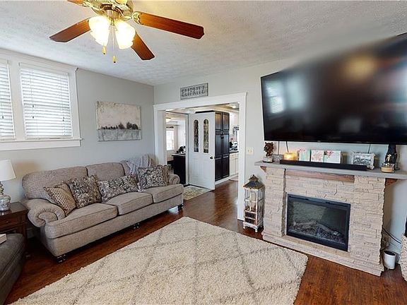 3rd image of 302 E Main St