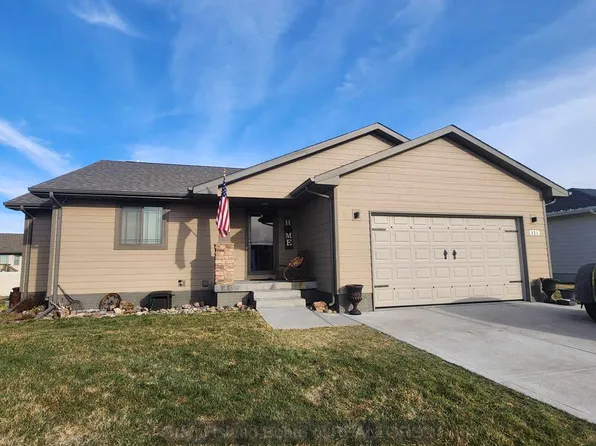321 Sunflower Cir, Grand Island, NE 68803