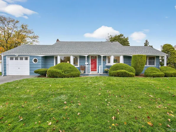 13 Pocahontas Street W, Massapequa, NY 11758