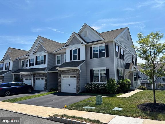 2nd image of 104 Larrabee Way