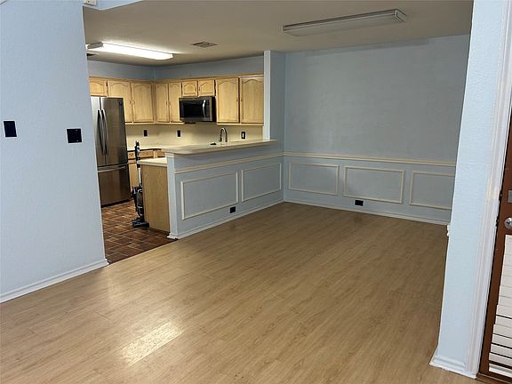 4th image of 2114 Montclair Ln
