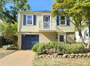 922 Blankenbaker Ln, Louisville, KY 40207