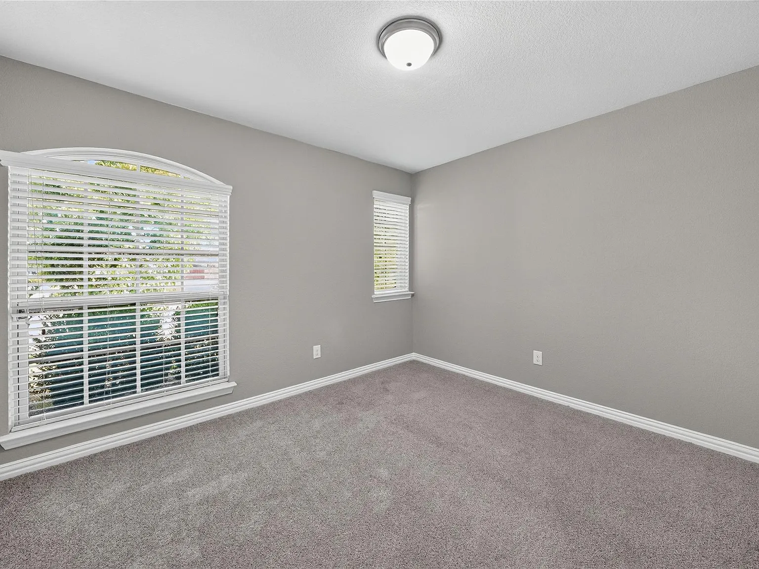 4 bed, 1999 sqft, $2,300 — Photo 2