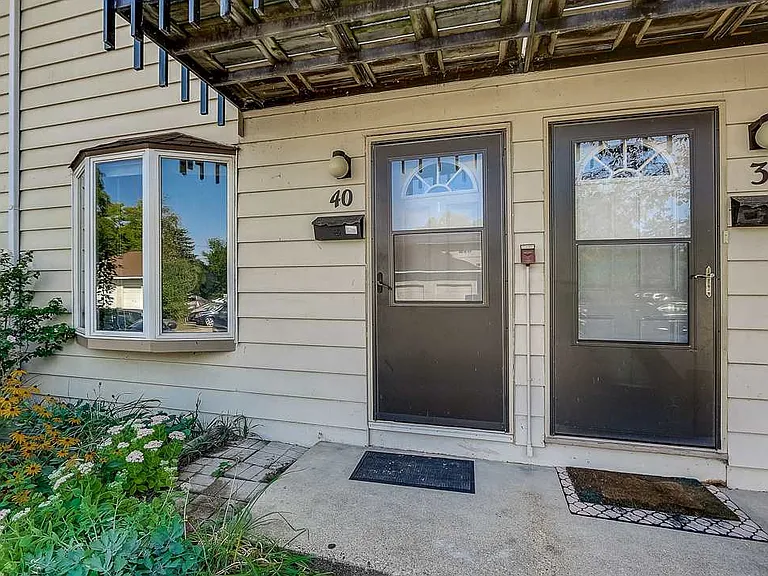 40 N Lakewood Gardens Ln — Photo 1