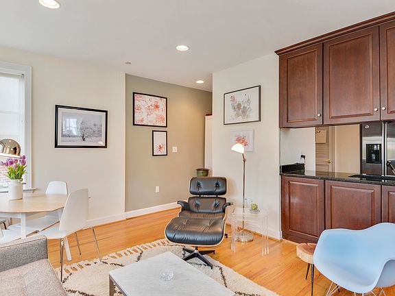Spacious & light Living Room