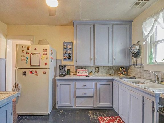 5th image of 304 Park Dr