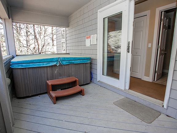 Private hot tub deck