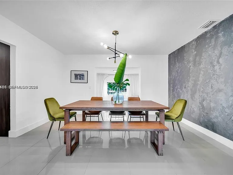 555 NE 127th St — Photo 9