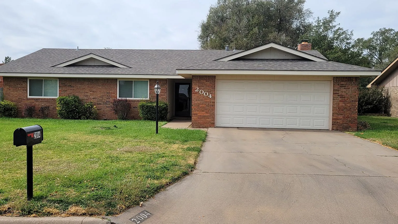 Large Home In Colonial Park — Photo 1