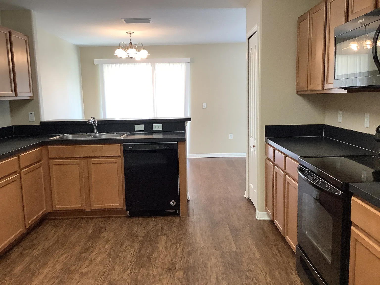 4 bed, 2.5 bath, 1820 sqft, $2,420 — Photo 3