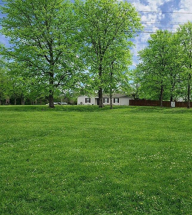 Lrg front yard, fenced back