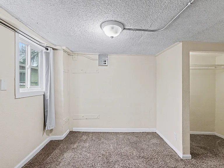 610 E Monument St — Photo 10