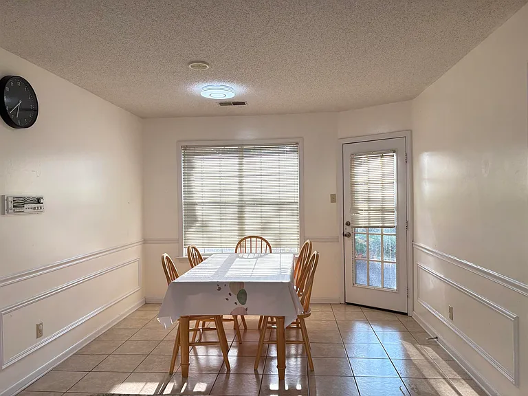 1077 Sugar Ln — Photo 5