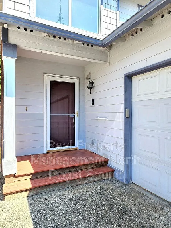 3 bed, 1.5 bath, 1360 sqft, $3,350 — Photo 2