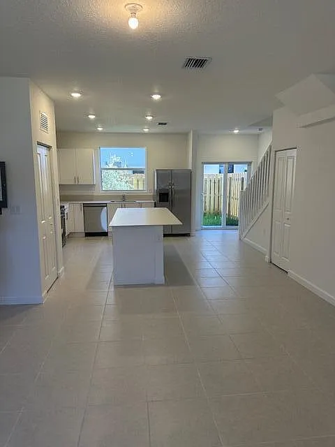 3 bed, 2.5 bath, 1330 sqft, $2,500 — Photo 4