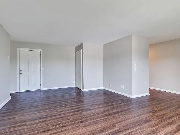Executive House Apartments — Photo 9