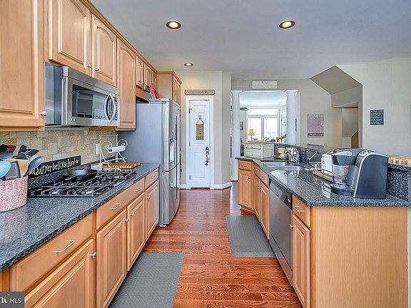 4th image of 1031 Hotchkiss Pl