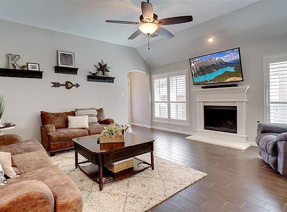 4th image of 1101 Montgomery Way