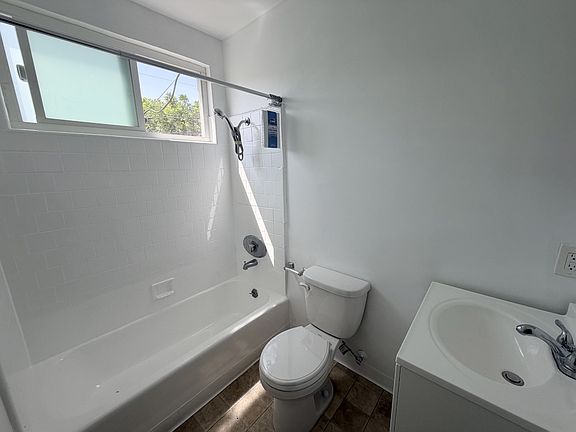 5th image of 1800 Kelton Ave APT 7