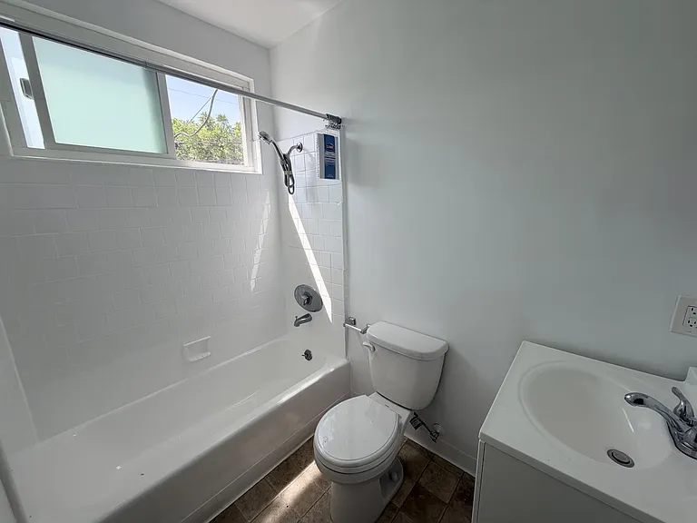 1800 Kelton Ave #7 — Photo 5