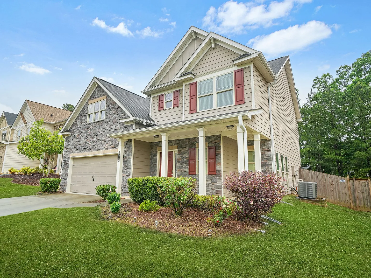 4 bed, 2.5 bath, 2338 sqft, $2,400 — Photo 3