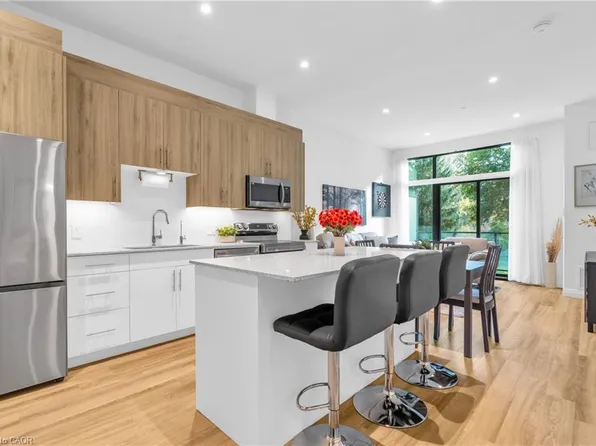 525 New Dundee Rd #101, Kitchener, ON N2P 0K8