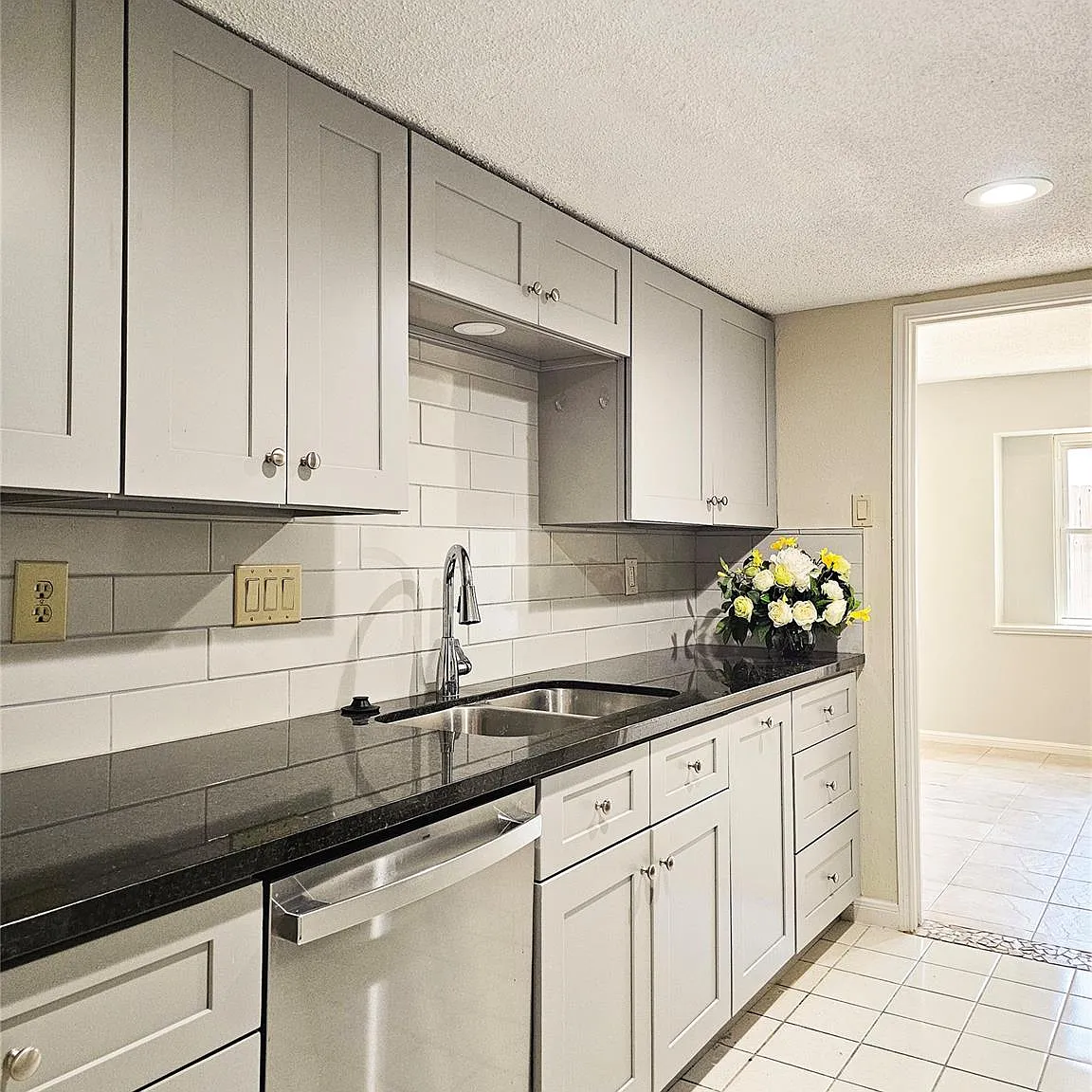 4 bed, 3.0 bath, 2256 sqft, $2,200 — Photo 3