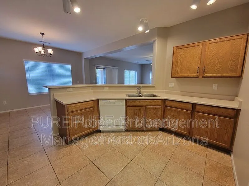 3 bed, 2.5 bath, 2255 sqft, $2,075 — Photo 2
