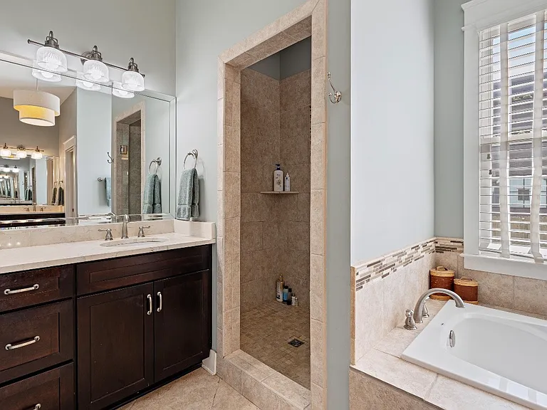 1109 Lawrence Ave — Photo 14