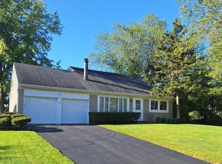 950 Ridgefield Ln, Buffalo Grove, IL 60089