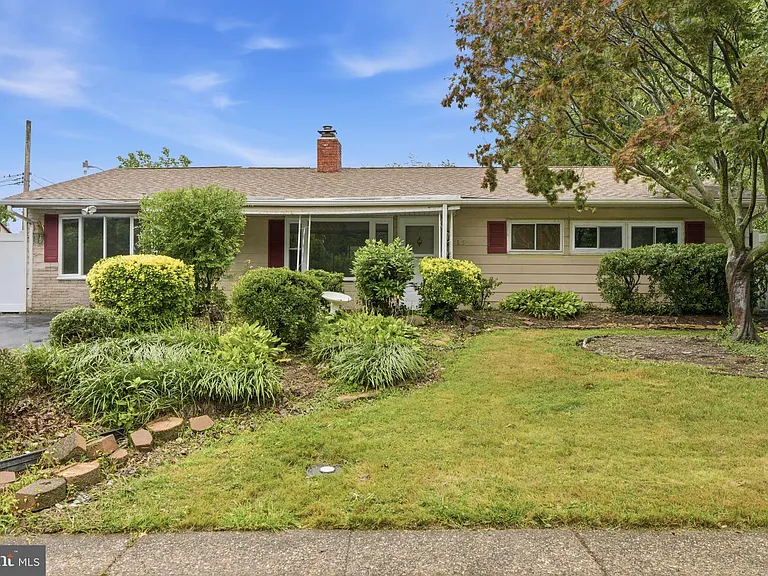 65 Orchard Ln — Photo 2