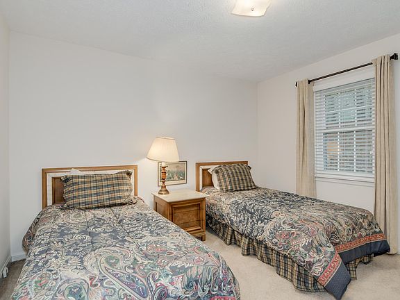 Comfortable guest room with twin beds.