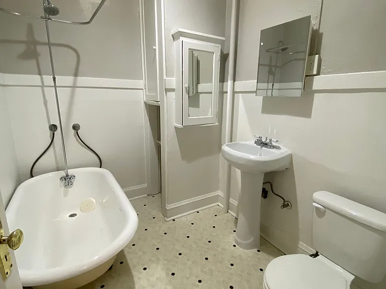 2345 NE Sandy Blvd #20 — Photo 9
