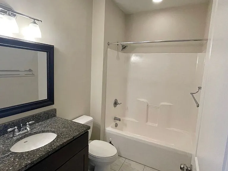 1 Bedroom 1 Bathroom Luxury Apartment in Cohoes — Photo 19