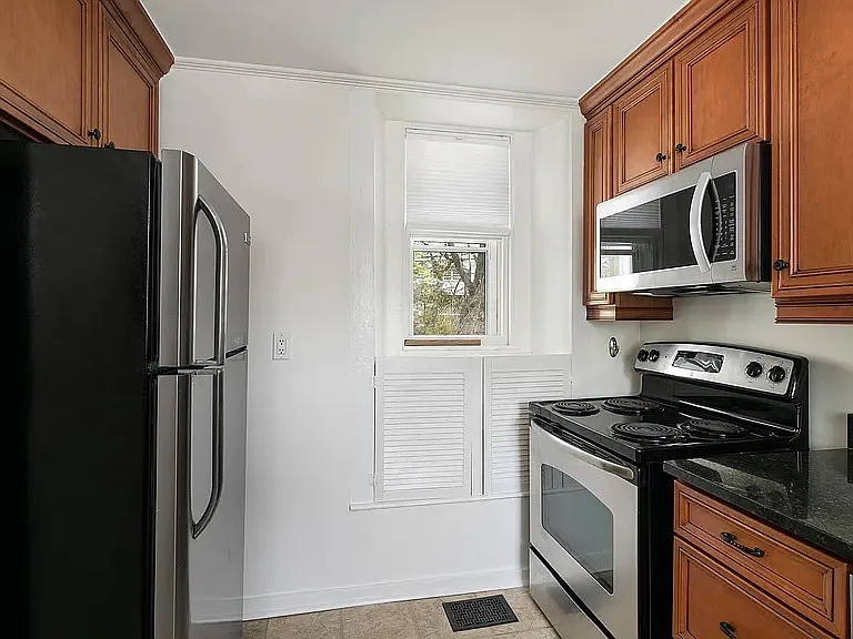 77 Coggeshall Ave #B — Photo 4