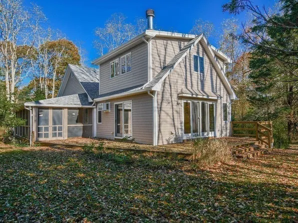 11 Olivers Ln, Mattapoisett, MA 02739