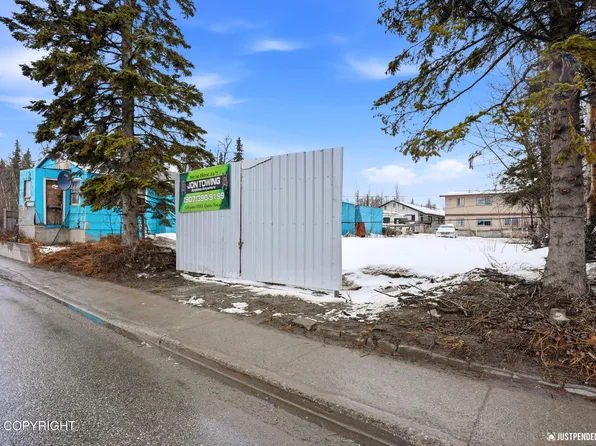 L4 B St #4, Anchorage, AK 99501