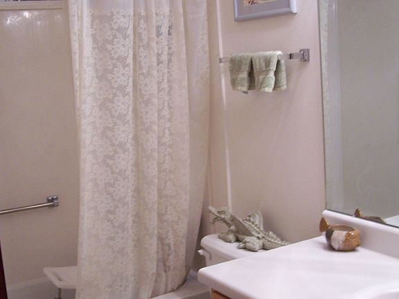 bath 2 allows access from 2 doors