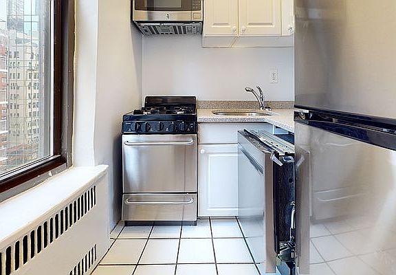 4th image of 141 E 56th St Penthouse G0