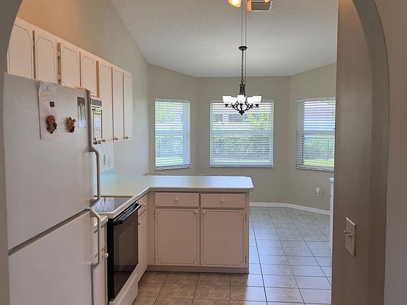 5th image of 12 White Horse Ln