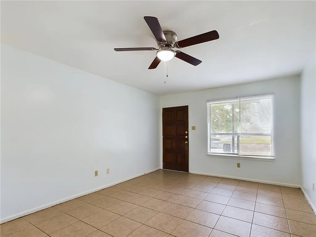 2 bed, 1054 sqft, $1,200 — Photo 2