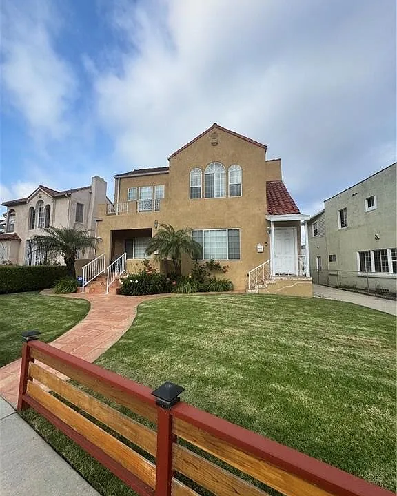1046 S Citrus Ave