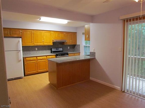 4th image of 22 Westlake Ct