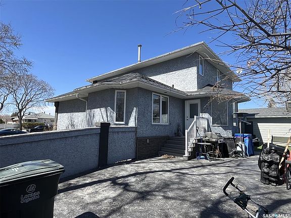 3rd image of 202 St Andrews CRESCENT