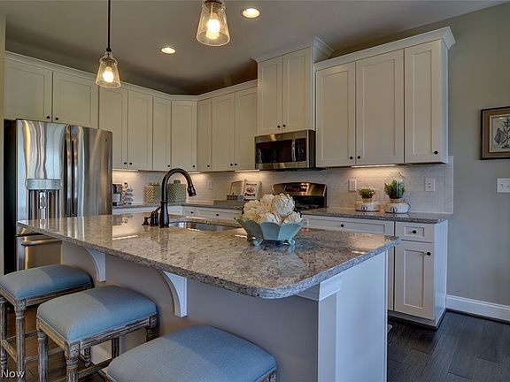 5th image of 2041 W Woodland Dr