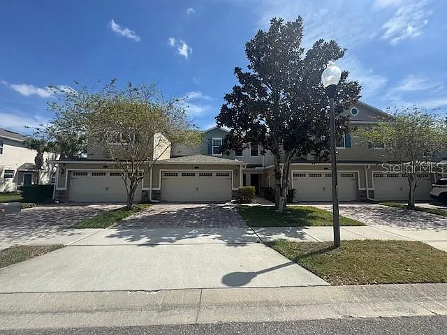 3 bed, 2.5 bath, 1675 sqft, $2,600 — Photo 2